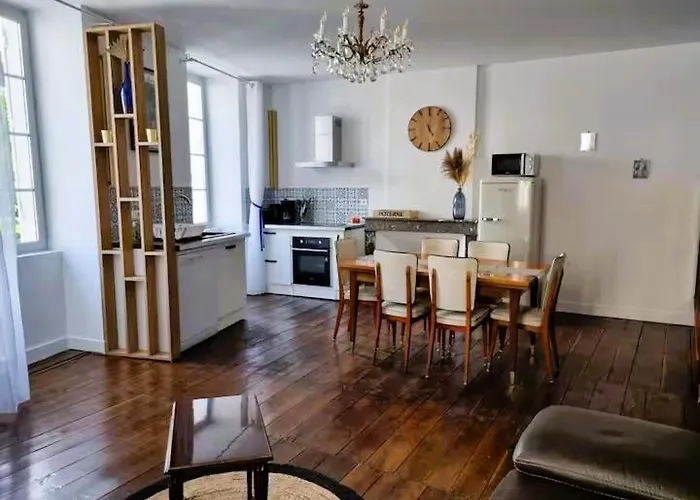 Apartamento Poterne- Raffiné Avec Jardin Aubeterre-sur-Dronne